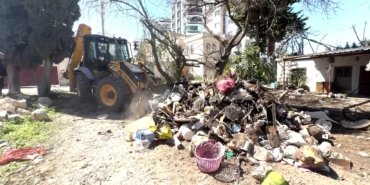 Mersin Mezitli’de bir evden 4 kamyon çöp çıktı