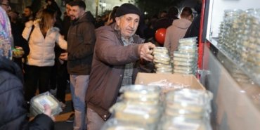 Kütahya Belediyesi’nden Kadir Gecesi’nde helva ikramı