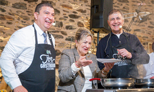 İzmir yeni bir festival kazandı… İzmir Büyükşehir Belediye Başkanı Tugay Tire’de önlük giydi, mutfağa girdi, yemek yaptı