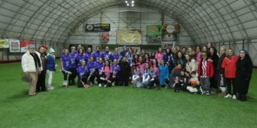 Bafralı kadınlar 8 Mart’ı halı sahada kutladı: Skor 5–5, kazanan dostluk