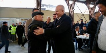 Çine Belediye Başkanı Kıvrak, Kadir Gecesi’nde vatandaşlarla iftar yaptı