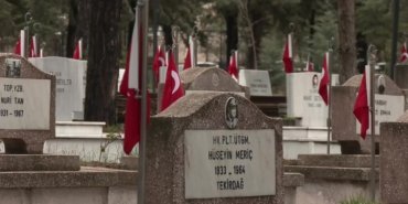 Ümit Özdağ, Cebeci Askeri Şehitliği’ni ziyaret etti