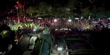 CHP’nin “Millet İradesine Sahip Çıkıyor” mitingi… Mansur Yavaş: “Her zaman Ekrem Başkan ve diğer başkanlarımızın arkasındayız”