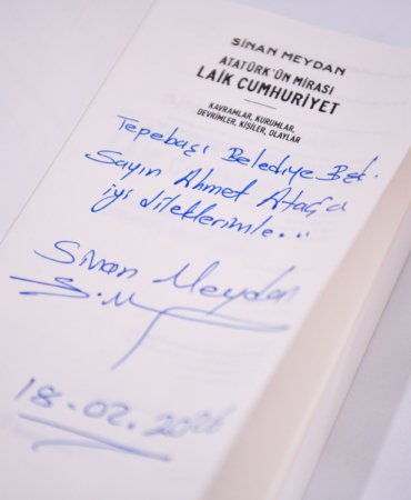 Sinan Meydan, yeni kitabını Tepebaşı Belediye Başkanı Ataç için imzaladı