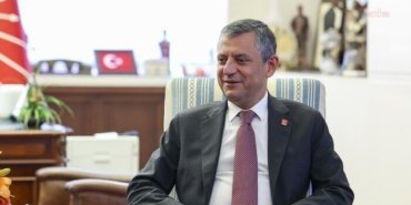 Özgür Özel: “Ekrem Bey’den çok korkuyorlarsa, sokak performansından çok korkuyorlarsa hiç değilse ev hapsi versinler”