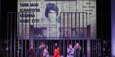 “Anne Kafamda Bit Var” oyunu, Bakırköy’de prömiyer yaptı… Başkan Ovalıoğlu: “Tarık Akan’ın hatırasına sahip çıkıyoruz”