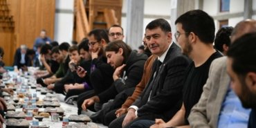 Ankara Valisi Vasip Şahin, ODTÜ Camii’nde öğrencilerle iftar yaptı