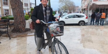 Burhaniye’de 81 yaşındaki Hüseyin Dede her yere bisikletle gidiyor