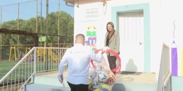 İzmir Büyükşehir Belediyesi’nin okullara spor malzemesi desteği sürüyor