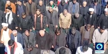 Tahran’da halk, öldürülen Dini lider Hamaney için cuma namazında bir araya geldi