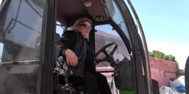 Burdur’un tek kadın kepçe operatörü: “Ben yapamam diye bir şey yok, her kadın yapabilir”