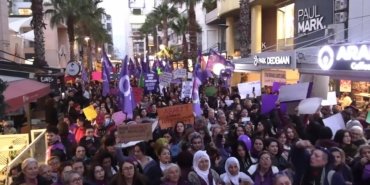 İzmir’de Feminist Gece Yürüyüşü: “Gericilik kadınların hayatına karışıyor. Gericiliğe teslim olmayacağız, hayatlarımızdan elinizi çekin”