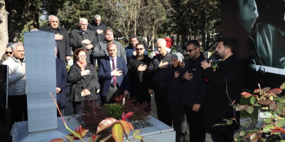 Türk Halk Müziği sanatçısı Emre Saltık kabri başında anıldı