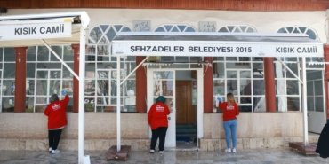 Şehzadeler Belediyesi’nden bayram öncesi camilerde temizlik seferberliği