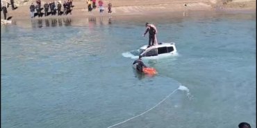 Tunceli’de sürücüsünün kontrolünü kaybettiği araç nehre düştü, yoldan geçen vatandaş camı kırarak sürücüyü kurtardı