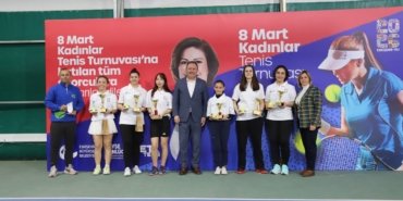 Eskişehir’de düzenlenen “8 Mart Kadınlar Tenis Turnuvası” ödül töreniyle sona erdi