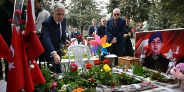 Mansur Yavaş, Anıtkabir’i ve Cebeci Şehitliği’ni ziyaret etti: “Bu toprakları bizlere vatan kılan aziz şehitlerimizi dualarla andık”