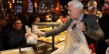 Bursa Büyükşehir Belediye Başkanı Bozbey, sahurda vatandaşlara tahanlı pide ve simit ikram etti