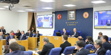 TBMM Plan ve Bütçe Komisyonu… CHP’li Ocaklı’dan AK Partili Şahin’e:  Emekli maaşını asgari ücret seviyesine getirmek için çaba göster. Bu kabul edilmezse de oturma orada