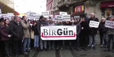 Gazeteci İsmail Arı’nın gözaltına alınması İstanbul’da protesto edildi… BirGün Yönetim Kurlu Başkanı Aydın: “İsmail’in yanında, bu hukuksuzluğun tam karşısında olacağız”