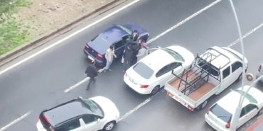 Diyarbakır’da trafikte gergin anlar: İki sürücü yol ortasında kavgaya tutuştu