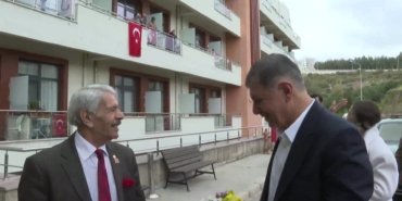 İzmir Büyükşehir Belediye Başkanı Tugay, huzurevi sakinleri ile bayramlaştı