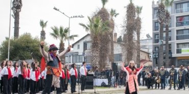 Kuşadası’nda Çanakkale Deniz Zaferi’nin 111’inci yılı kutlandı