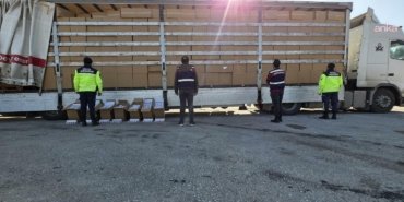 İzmir’de kaçakçılık operasyonu: 35 milyon değerinde kaçak sigara ele geçirildi, 3 kişi tutuklandı