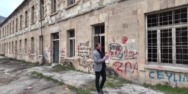 Ardanuç’taki tarihi taş binada temizlik çalışmaları başladı…  Belediye Başkanı Yılmaz: “Burayı eski ihtişamına kavuşturacak, yeniden hizmete açacağız”