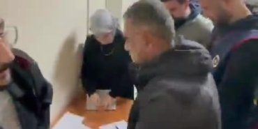 BİRTEK-SEN Genel Başkanı Türkmen tutuklandı…  Türkmen cezaevine götürülürken “Sırma Halı işçilerini yalnız bırakmayın” çağrısı yaptı