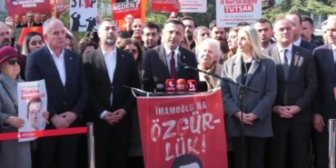 CHP’nin 81 il başkanlığında Ekrem İmamoğlu’nun mektubu okundu: “Önümüzdeki günlerde ‘dava’ dedikleri, ‘mahkeme’ dedikleri; yazanı, yöneteni belli bir ‘müsamere’ sergileyecekler”