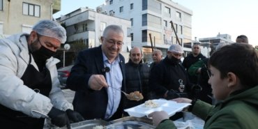 Edremit Belediyesi, ilçe sakinlerini mahallelerde kurduğu iftar sofralarında buluşturuyor