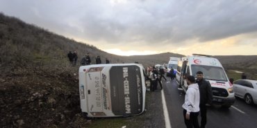 Mardin’de yolcu midibüsü devrildi: 25 yaralı