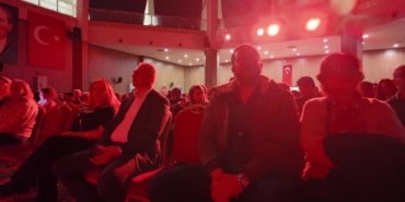 Yüreğir’de sahnelenen “Pir Sultan Abdal” oyununa tiyatroseverlerden yoğun ilgi