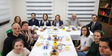 Bakırköy Belediye Başkanı Ovalıoğlu, özel bireyler ve aileleriyle iftar yaptı