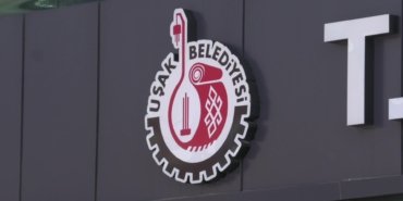 Özkan Yalım’ın gözaltına alınması… Belediye önünde toplanan Uşaklılar: “Demokrasiyi, halkın iradesini ayaklarla altına aldılar”