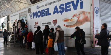 Antalya Büyükşehir Belediyesi Mobil Aşevi, iftar öncesi vatandaşlarla buluşuyor