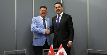 Bakan Bayraktar, Kanada’da Alberta eyaleti Enerji ve Maden Bakanı Jean ve Ontario eyaleti Enerji Bakanı Lecce ile görüştü