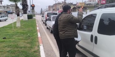 Kadirli’de vatandaşlarla bayramlaşıp para toplayan müzisyen : Üflemekten bademciklerimde hava kalmadı. Yok, diyorlar…