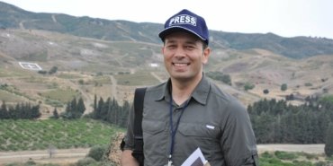 İzmir Gazeteciler Cemiyeti’nden gazeteci Kenan Şener’in gözaltına alınmasına tepki: “Gazetecilerin görevini yaparken kriminalize edilmesi kabul edilemez”