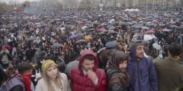 Diyarbakır’da Nevruz kutlamaları başladı… Özgür Özel: “Biz bir arada durdukça, barışa ve adalete sıkı sıkı sarıldıkça, zalimin kaderi mutlak yenilgidir”