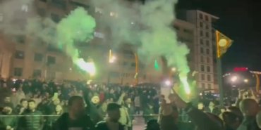 Elazığ’da vatandaşlar sahur halayı ile eğlendi