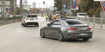 İzmir’de polis ekiplerinden Alsancak’ta bayram denetimi