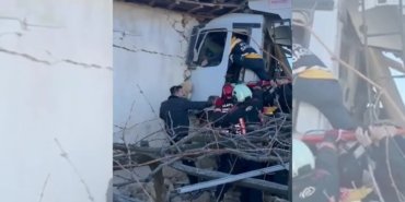Freni patlayan kamyon eve girdi: Sürücü itfaiye ekiplerince kurtarıldı