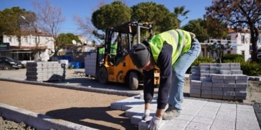 Ayvalık Belediyesi, Cunda Adası’nda kaldırım ve çevre düzenleme çalışmalarını sürdürüyor