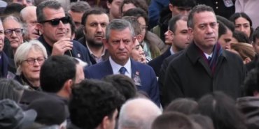 Prof. Dr. İlber Ortaylı için Galatasaray Üniversitesi’nde anma töreni… Törene, CHP Genel Başkanı Özel’in de aralarında olduğu birçok siyasi, sanatçı ve akademisyen katıldı