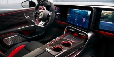 Yeni Mercedes-AMG GT 4 Kapı Coupé’nin kokpiti, performansın kontrol merkezi