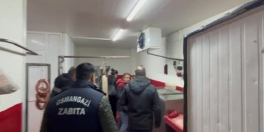 Osmangazi Zabıtası, tüketilmesi sakıncalı olduğu tespit edilen yaklaşık 700 kilogram sucuğu imha etti